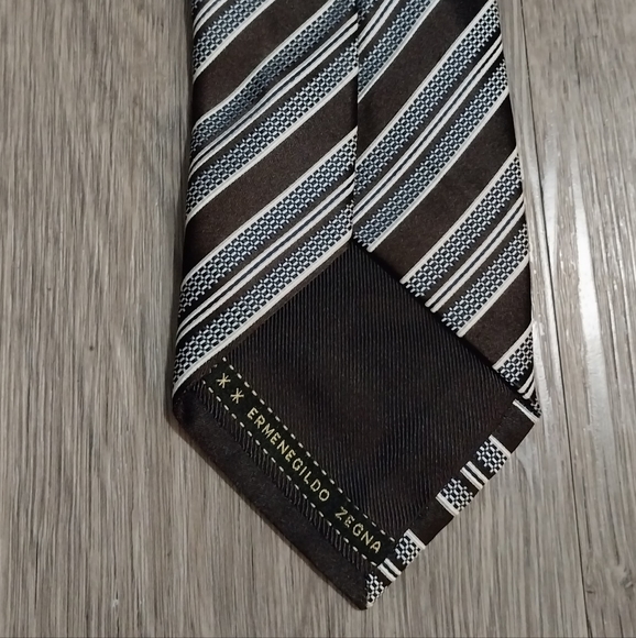 Ermenegildo Zegna 100% Silk Brown White Striped Necktie - Picture 2 of 3